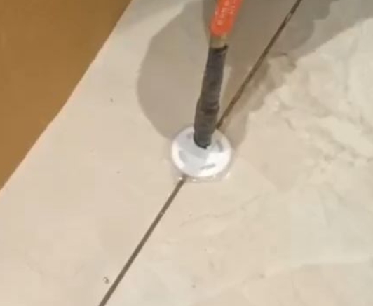 尚义瓷砖空鼓维修公司专业解答瓷砖在铺贴过程中，如果没有涂抹均匀到位的粘结材料（如水泥砂浆或瓷砖胶），可能会导致以下问题
